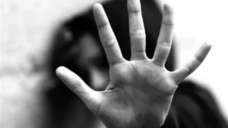 طالبة هربت من المتحرش بعضه في أذنه