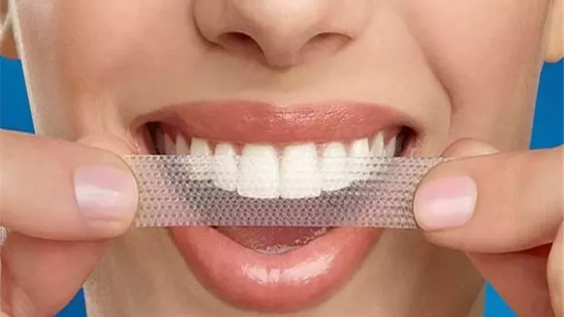 لصقات تبييض الأسنان .. فوائد سريعة ومخاطر خفية يجب معرفتها