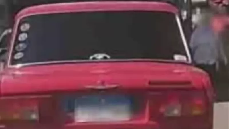 طالب يطمس لوحات سيارته في دمنهور