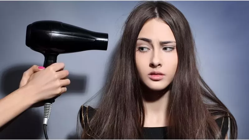 ماذا يحدث لشعرك عند استخدام مجفف الشعر يوميًا؟