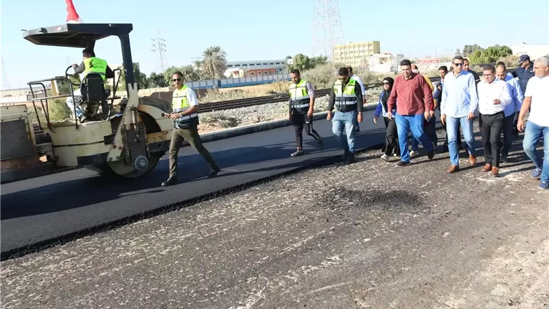 محافظ السويس يتفقد أعمال رصف طريق الزرقان بحي الجناين