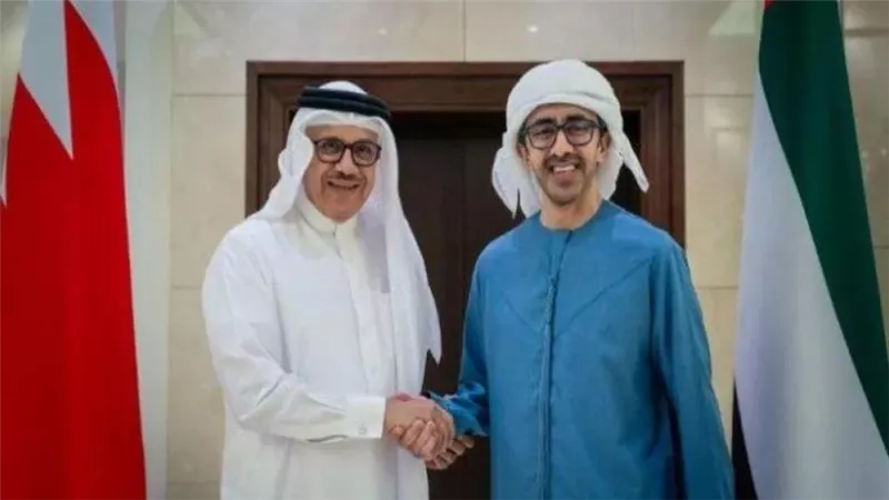 وزيرا خارجيتي الإمارات والبحرين يبحثان تعزيز علاقات التعاون