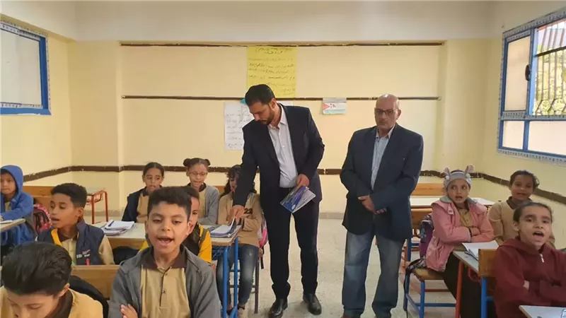 وكيل تعليم القاهرة يتابع سير الدراسة بمدرسة تحيا مصر