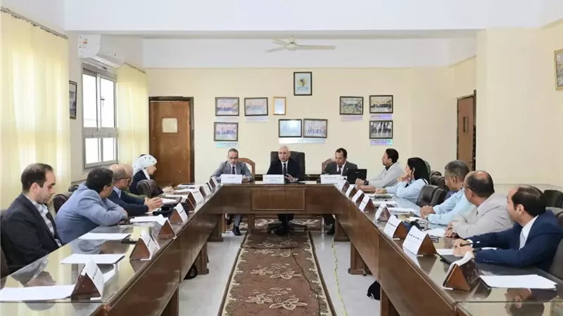 فرحات يجتمع بأعضاءمكتب العلاقات الدولية والمشروعات البحثية الجديد