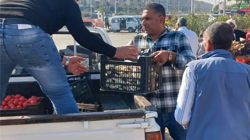 حملات مكبرة بالعبور لإزالة الإشغالات وضبط الباعة الجائلين