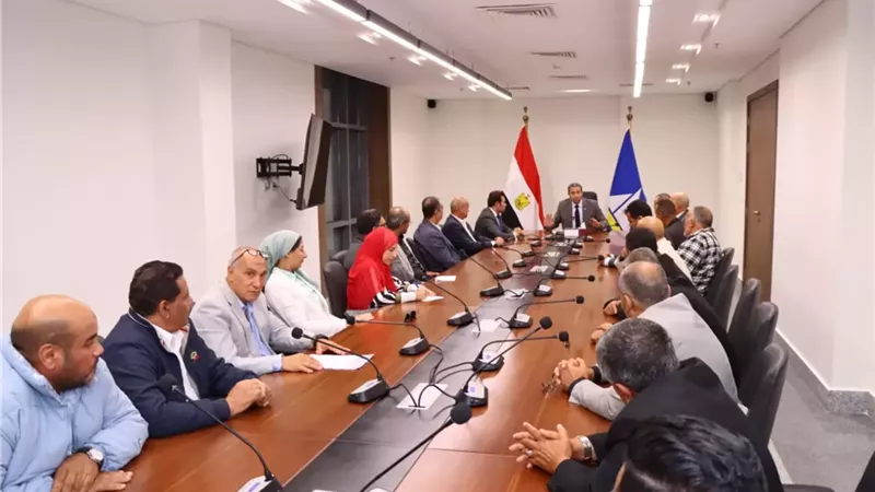 محافظ دمياط يعقد اجتماعًا موسعًا لدعم الأندية الرياضية