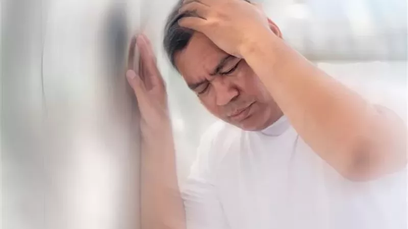 لماذا نشعر بالدوار عند الوقوف سريعًا؟ تعرف على الاسباب الحقيقية