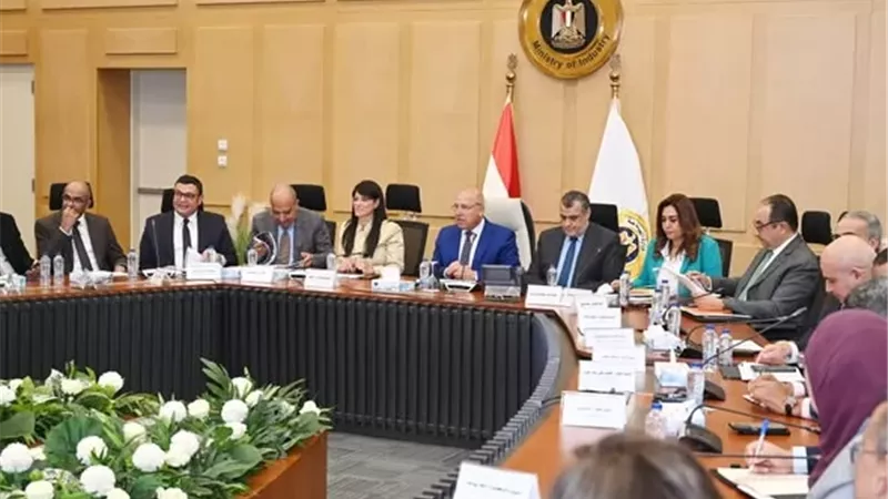 الوزير يطالب الجهات الحكومية بدعم الصناعة المحلية وتحسين بدائل الوقود