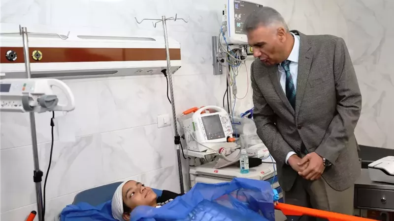 محافظ أسوان يتواصل تليفونياً مع أولياء أمور الحالات المصابة