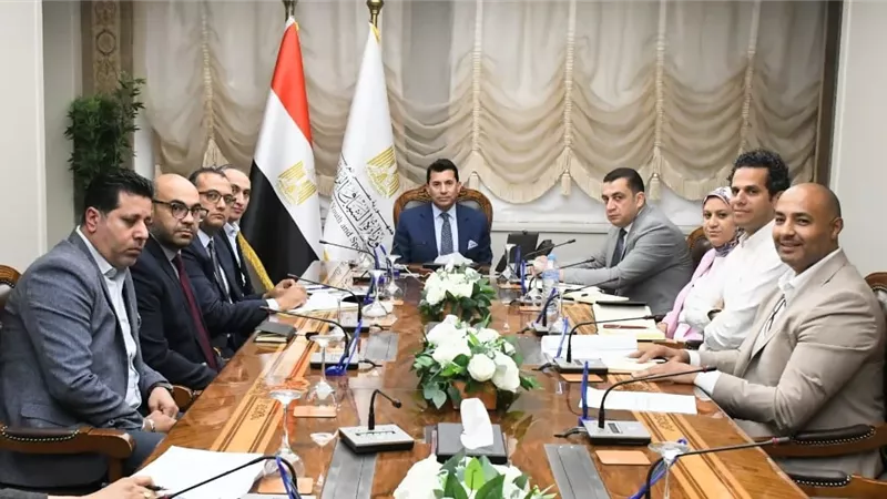 وزير الشباب يبحث خطة تطوير منظومة الطب الرياضي وبرامج التنمية الرياضية