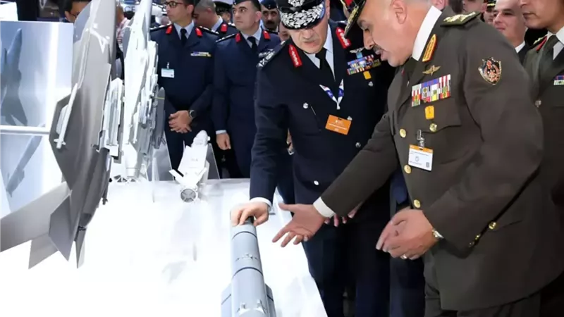 رئيس الأركان يعود للوطن عقب مشاركته بمعرض 