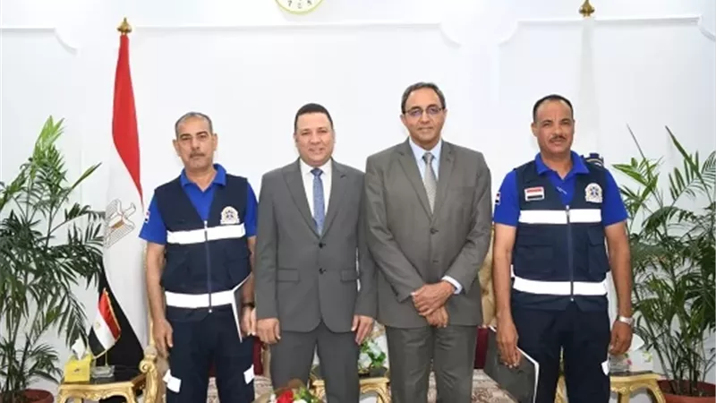 محافظ قنا يكرّم مسعفا وسائقا أعادا مبلغا ماليًا كبيرًا وهاتف