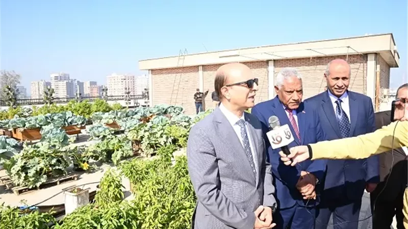 رئيس جامعة أسيوط يشيد بتجربة كلية الزراعة في زراعة الأسطح