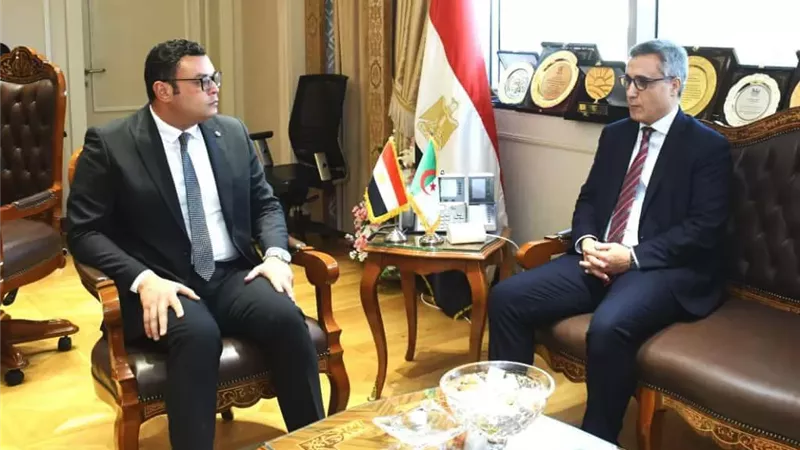 وزير الإسكان يبحث التعاون مع سفير الجزائر بالقاهرة