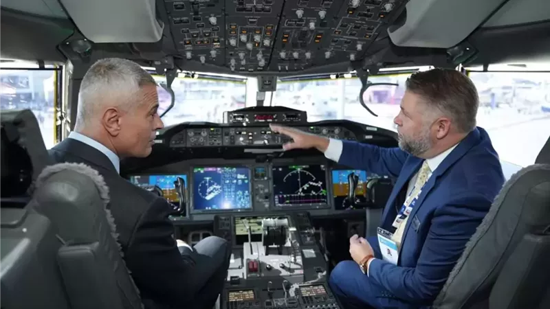رئيس القابضة لمصر للطيران يتفقد الطائرة Boeing 777X أثناء مشاركتها في العرض الثابت