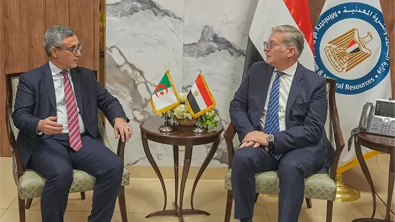 وزير البترول يبحث مع سفير الجزائر تعزيز التعاون في البترول والغاز