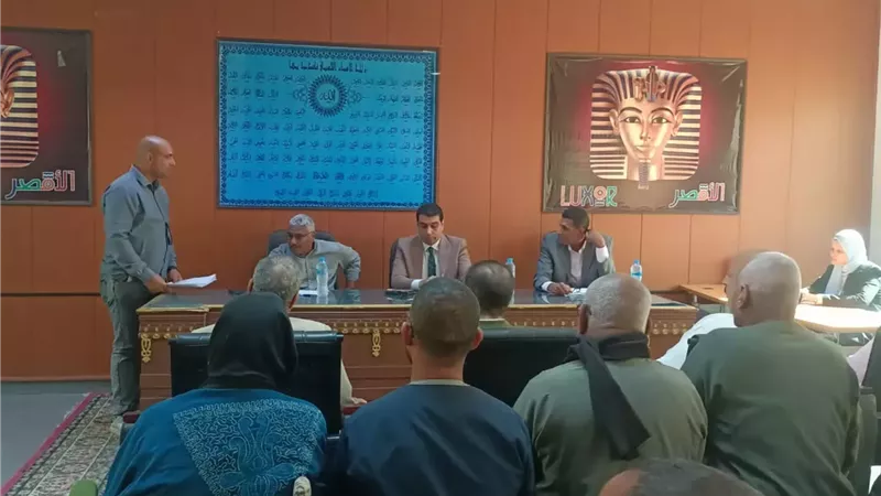 22 طلب وشكوى أمام نائب محافظ الأقصر فى اليوم المفتوح بالقرنة