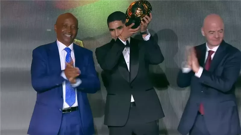 شاهد .. أشرف حكيمى أفضل لاعب فى إفريقيا 2025