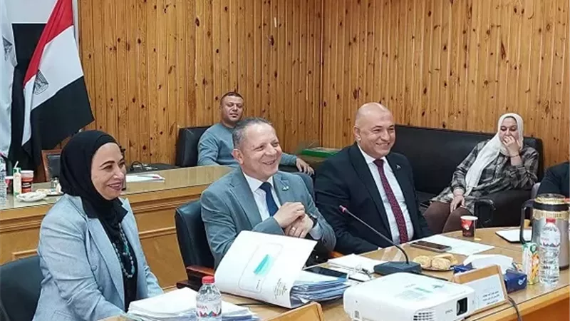 رئيس جامعة دمياط يتفقد سير العملية التعليمية بكلية التربية
