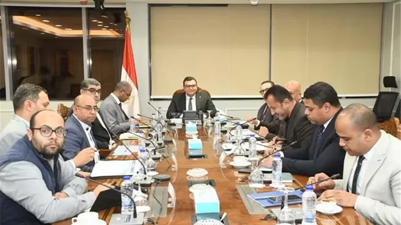 وزير الإسكان يتابع مشروعات المرافق والكهرباء بالمناطق الصناعية