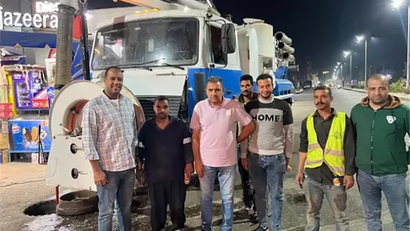 عرفة يتابع تطهير شبكات الصرف بجزيرة العوامية