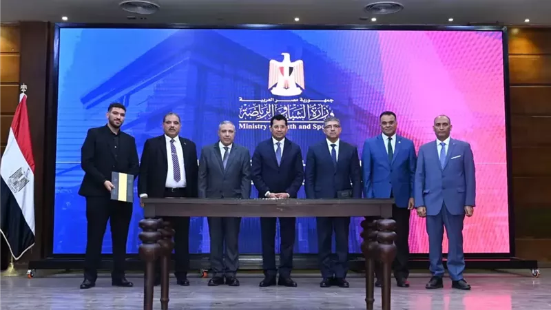 وزير الرياضة يشهد توقيع عقد تطوير فندق مركز الابتكار الشبابي والتعلم بالجزيرة