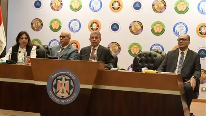 رئيس مصلحة الجمارك يجري حوارا مفتوحا مع ممثلي 250 شركة