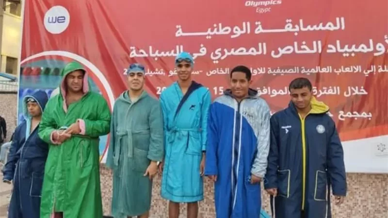 رئيس جامعة بنها يهنىء الطالب أحمد صابر لفوزه ببطولة الجمهورية للسباحة