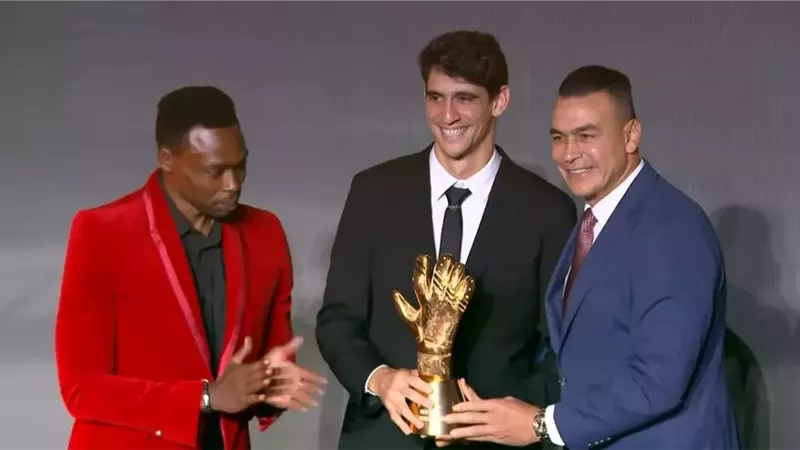 ياسين بونو يوجه رسالة إلى جماهير الهلال