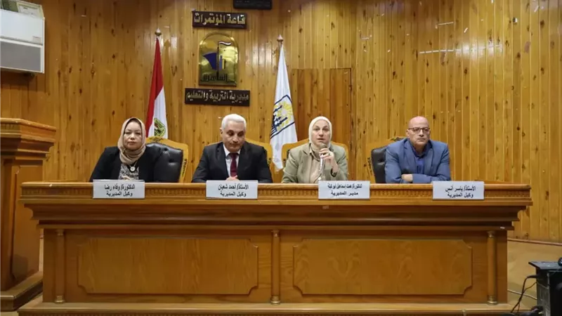 مدير تعليم القاهرة تعقد اجتماعًا موسعًا مع مديرى عموم ووكلاء الإدارات