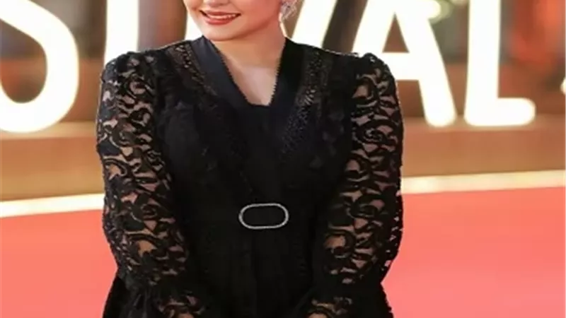 جيهان خليل تبرز جمالها بظهورها المميز من القاهرة السينمائي