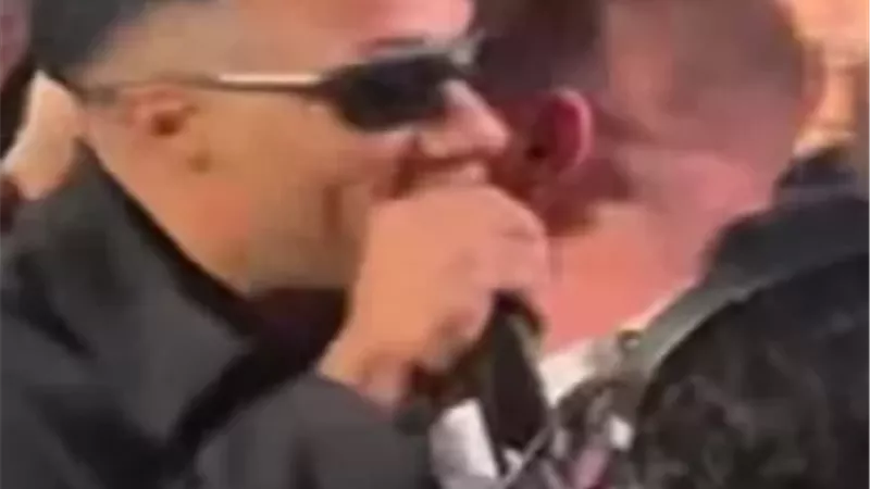 محمد رمضان يغنى 