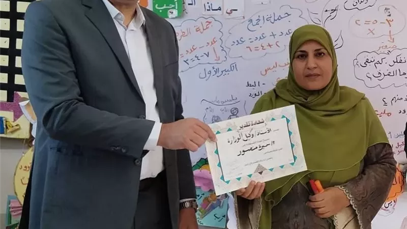مدير تعليم دمياط يكرم معلمة لتميز تلاميذها في القراءة والكتابة