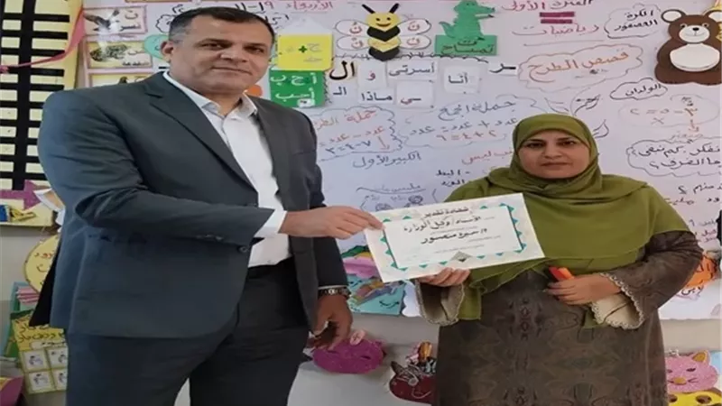 تكريم معلمة دمياط لتفوق تلاميذها بالصف الأول الابتدائي