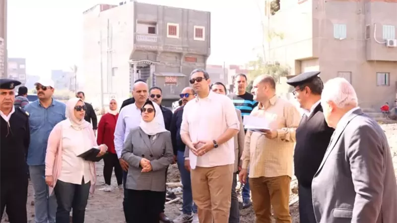 محافظ دمياط يقود حملة لإزالة بناء مخالف بعزبة البرج