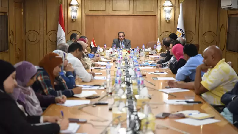 محافظ قنا يبحث آليات تطوير الميادين وفق الأجندة الحضرية الجديدة