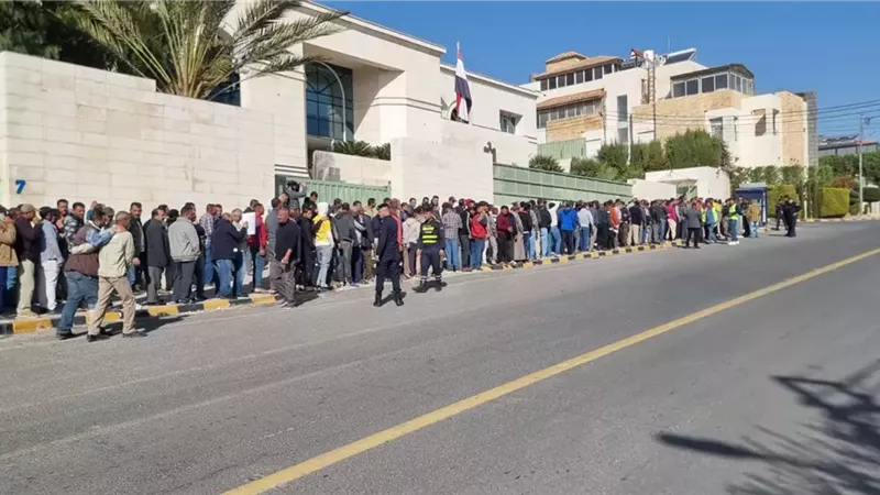 الجالية المصرية بالأردن تحتشد أمام سفارتها للمشاركة في انتخابات النواب