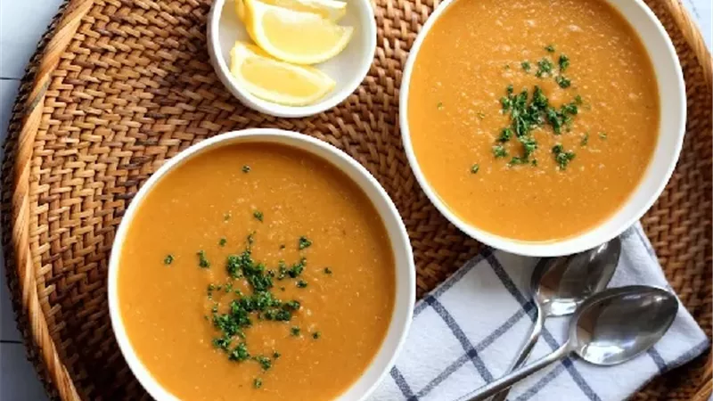 شوربة عدس بمكونات بسيطة