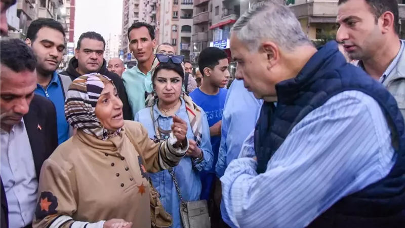 محافظ الاسكندرية يتفقد منطقة الفلكى بعد اعادة الانضباط