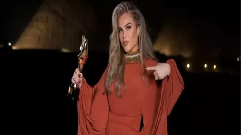 نيكول سابا تتألق خلال تكريمها بـأفضل ممثلة عربية في «ذا بيست»