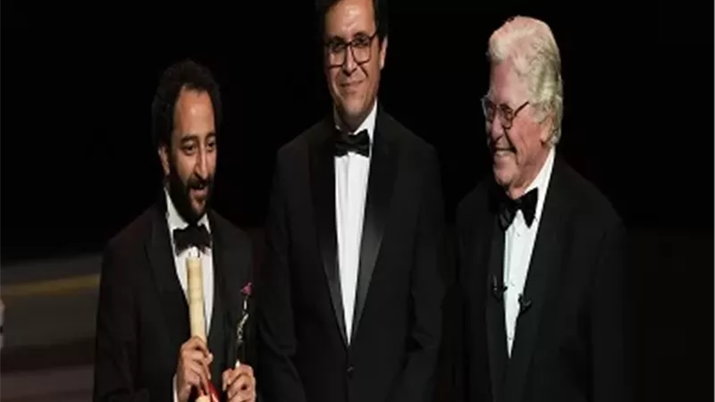 ياسر شفيعي يهدي جائزة فيلم شكوى 713317 للمخرج داود عبد السيد