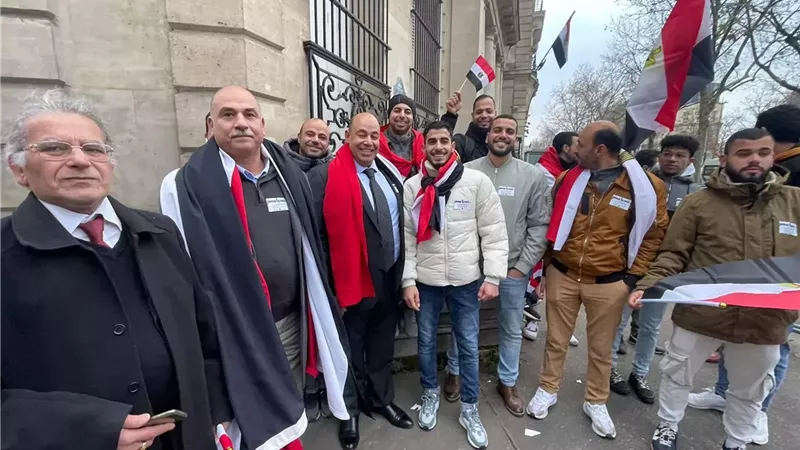أبناء الجالية يواصلون التوافد على سفارتى مصر بألمانيا وفرنسا للمشاركة بانتخابات النواب