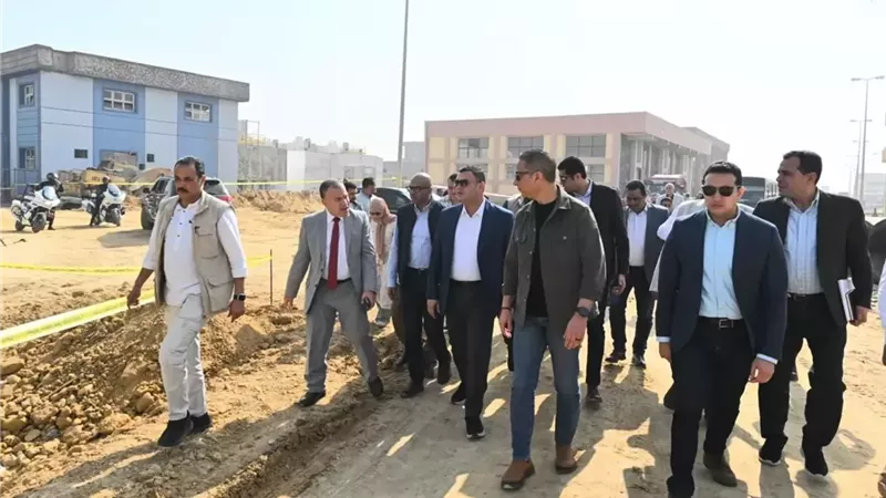 وزير الإسكان ومحافظ الفيوم يتفقدان مجمع محطات مياه الشرب بالعزب