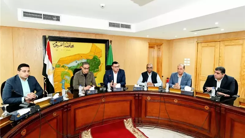 وزير الإسكان ومحافظ الفيوم يتابعان تنفيذ مشروعات 