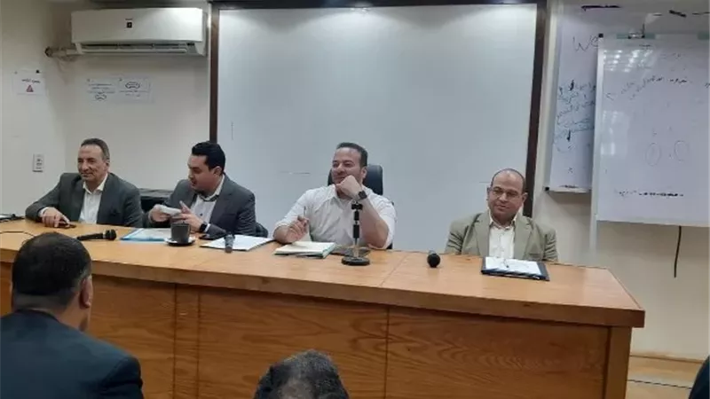 وكيل صحة البحيرة يعقد اجتماعًا مع مديري المستشفيات