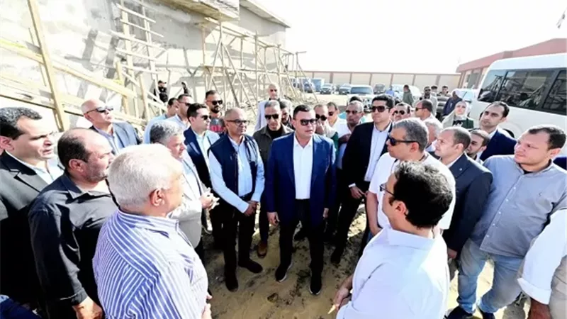 وزير الإسكان ومحافظ الفيوم يتفقدان توسعات محطة معالجة 