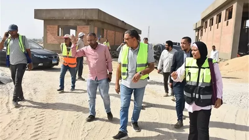 رئيس شركة مياه الأقصر يتفقد مشروعات الصرف الصحى المتكامل وحياة كريمة