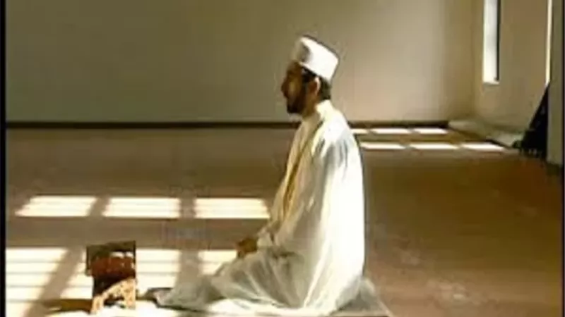 حكم النداء قبل أذان الفجر بنصف ساعة؟
