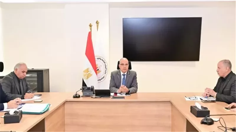 وزير الري يوجه بإعداد خطة صيانة لجميع المصارف الزراعية بالفيوم