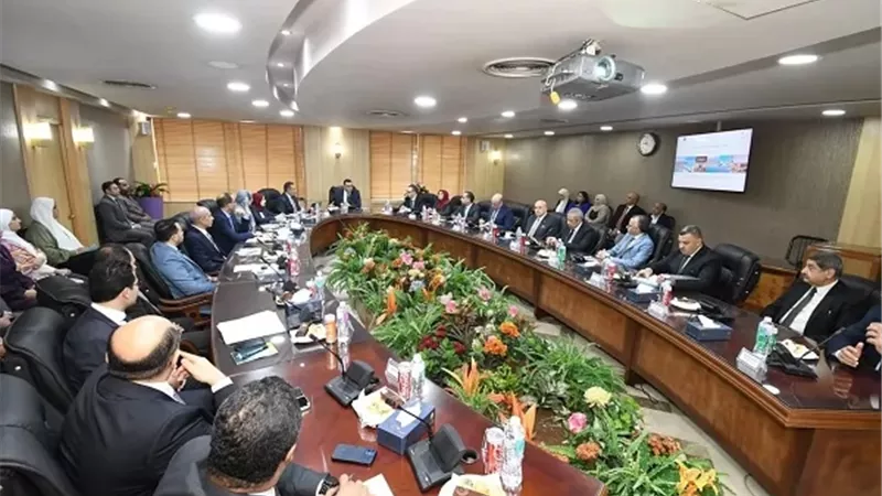وزير الإسكان يعقد اجتماعًا مع قيادات الهيئة ويتابع سير العمل بها